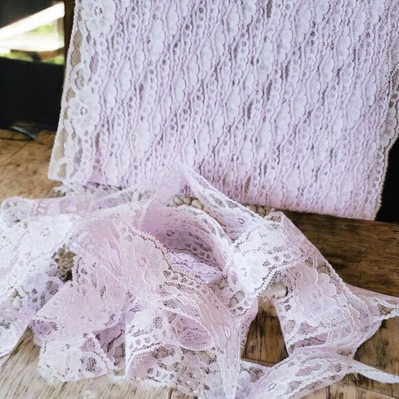 Chantilly Lace Trim - 1./1/4" Wide x 12 Yrds - Pale Lavender - Picture 3 of 6